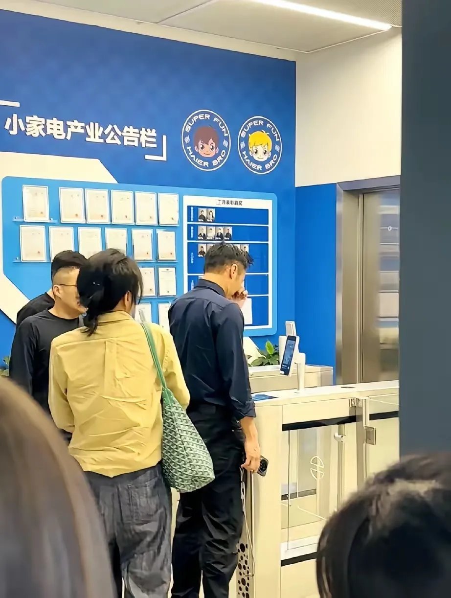 谢霆锋现身青岛海尔集团，他难得的正装衬衫出场，更增添了一份成熟男人的魅力。​​