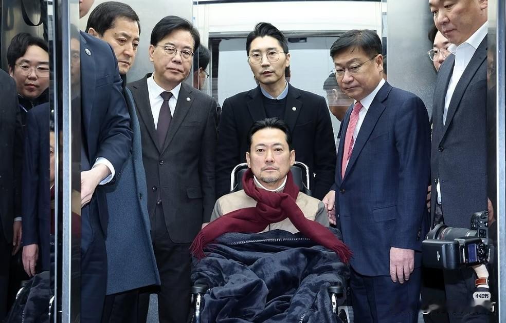 绝食撑到第八天，没熬住的国民力量党党首张东赫。这大眼睛瞪得，其实还能再撑一撑的。