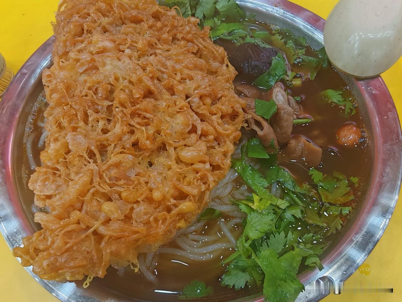 滕州安乐街，一家比较好吃的螺蛳粉，六个字形容：量大、味美、实惠！前些天去安乐