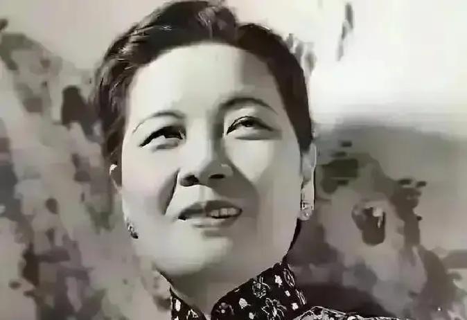 1949年宋美龄52岁随夫逃台，对宋霭龄说：我在重庆熬了八年，他却在台北养了五个女人，姐姐你说我还要