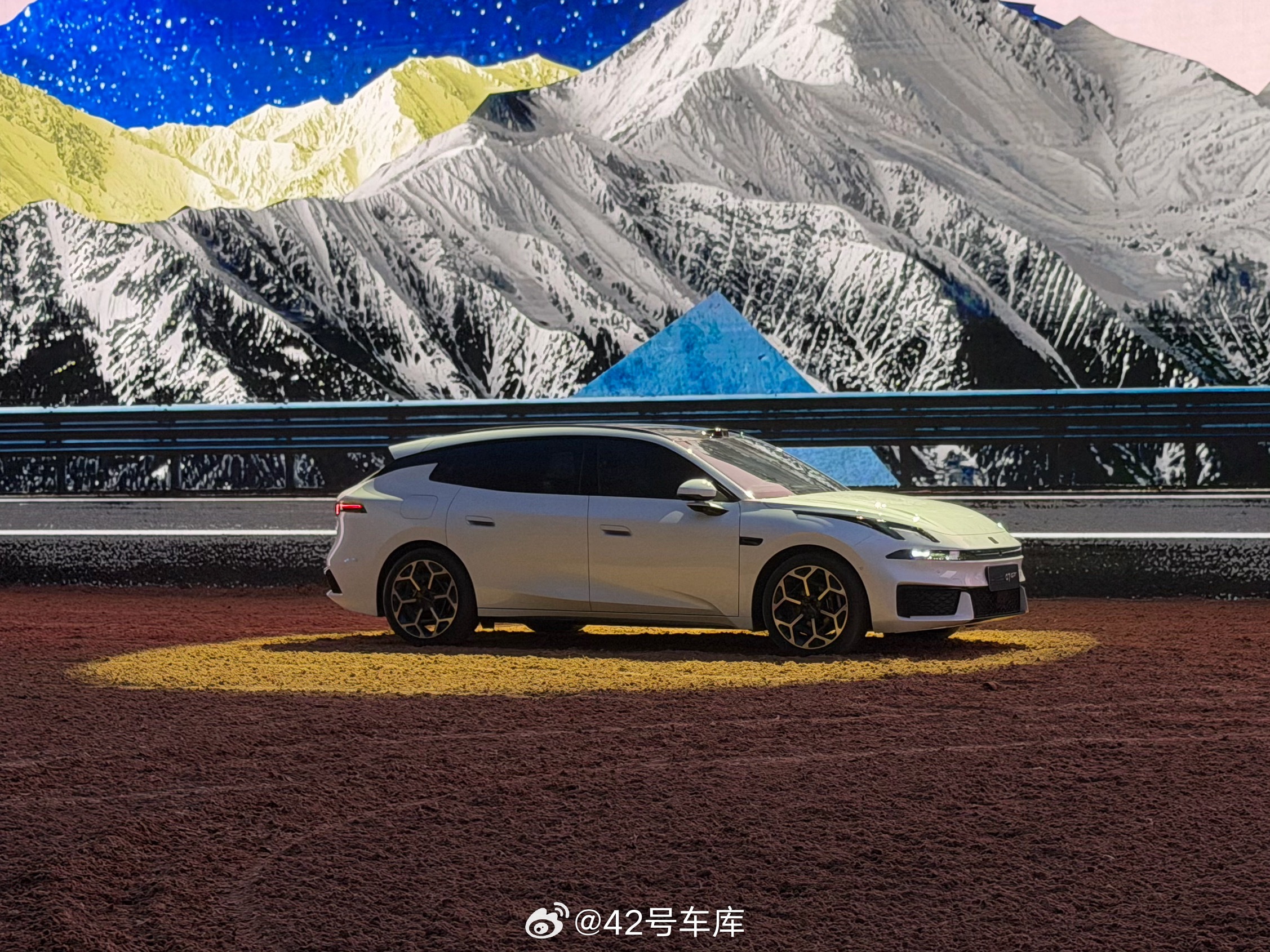 确实对一款旅行车来说，最难的就是这个D柱的处理上了。领克07GT做了2