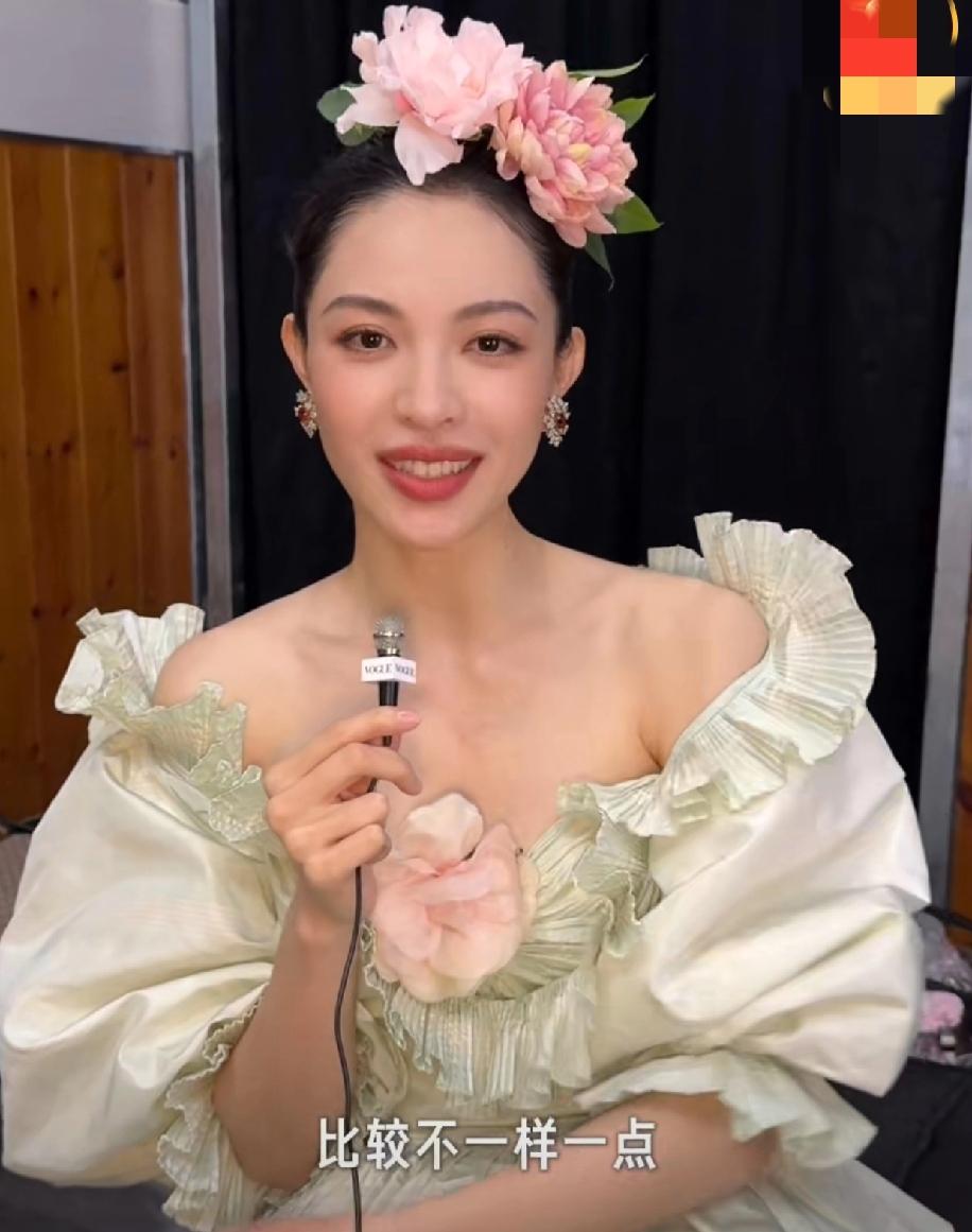 钟楚曦采访时表示这套红毯造型和头顶的鲜花是她自己设计的，结果被网友扒出她的礼服模