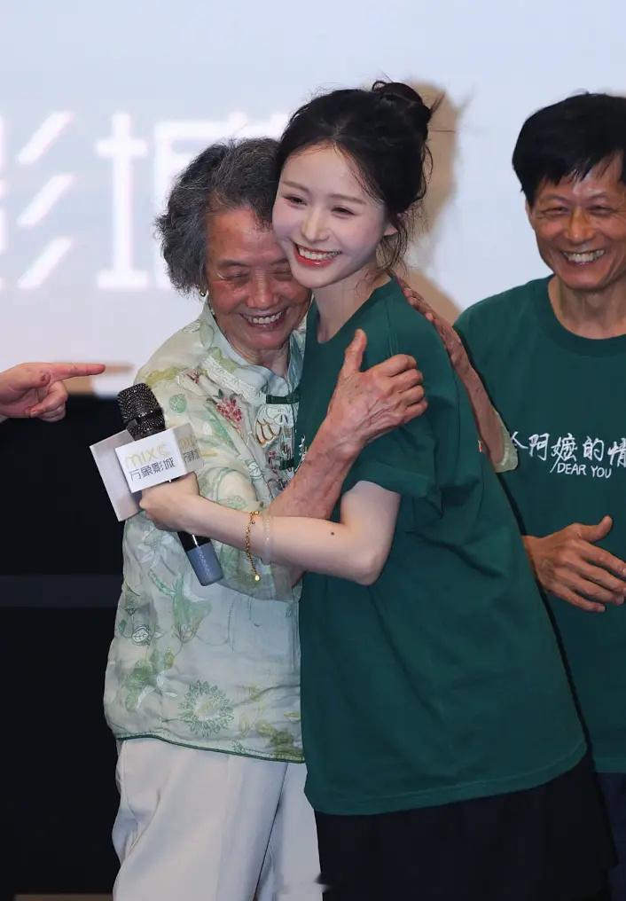 最近两部电影，《监狱来的妈妈》和《给阿嬷的情书》的热议，让很多人开始重新审视电影