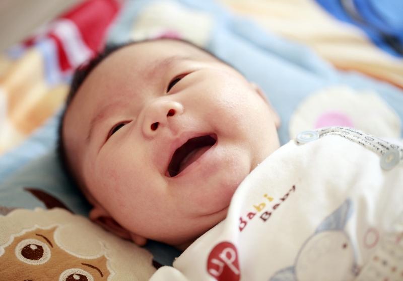 得知三孩又是儿子爸爸笑容当场凝固家人们快看这个名场面！产房外传来婴儿啼哭，