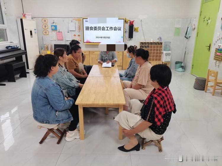 我第一次知道幼儿园还有家委会，今天我去送孩子上学，老师跟我说要交100块钱班