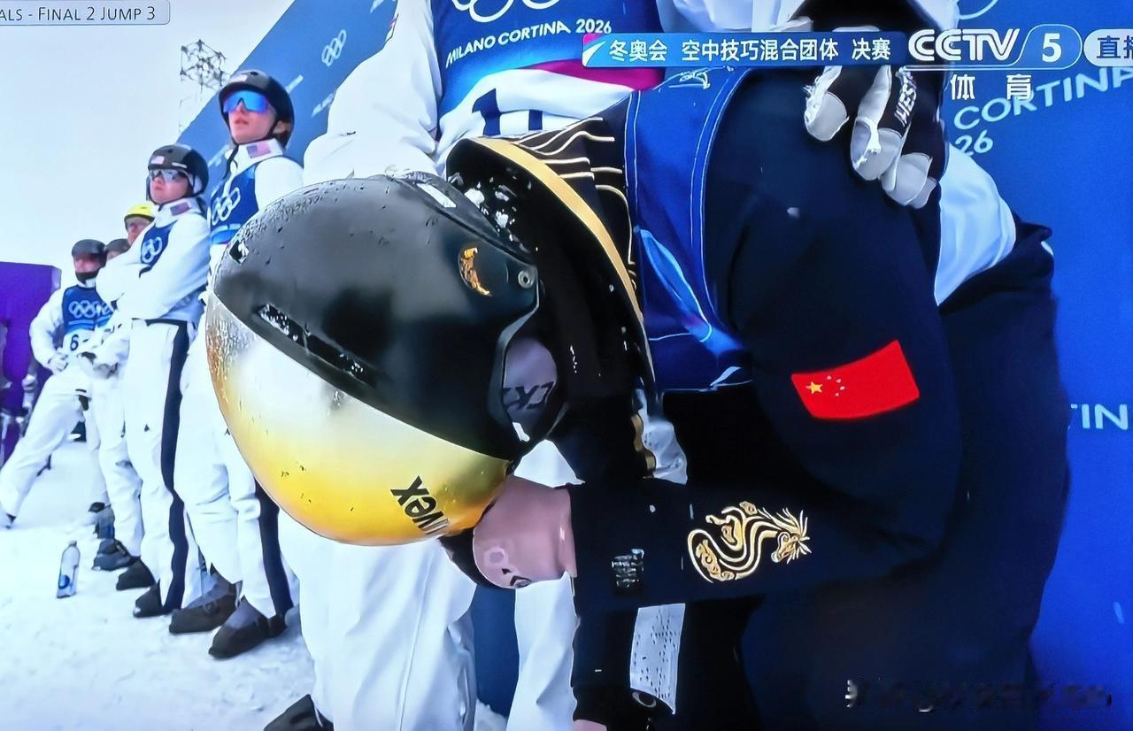 没拿金银无所谓，但输给这样一支队伍让人意难平。三个人，有两个金牌获得者、一个铜