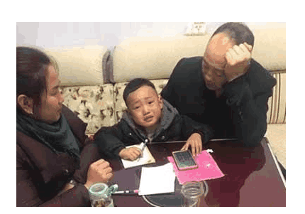 爸爸辅导儿子写作业, 却把孩子咬伤, 而妈妈只关心“狂犬疫苗”?