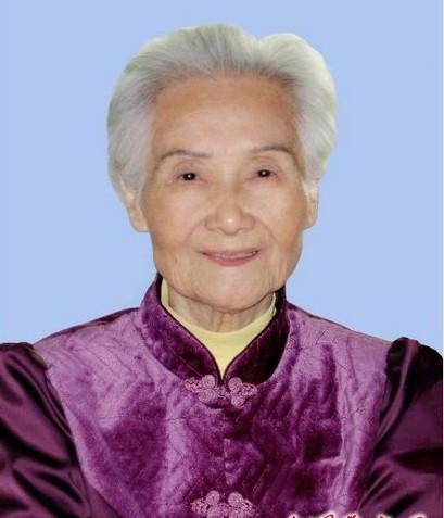 据资料记载，画面里呈现的是刘少奇第三任妻子谢飞（左）和继女刘爱琴（右）的合影，她