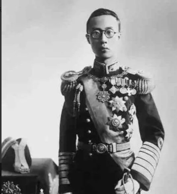 1915年一天，9岁的溥仪和乳母在床上正躺着，谁知，总管太监张谦和招呼也不打直接