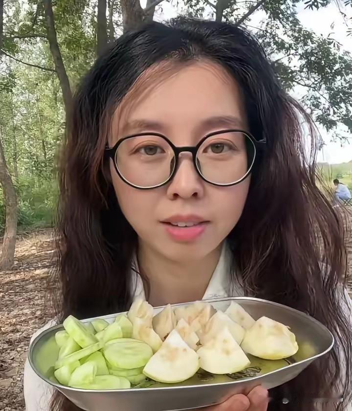 田媳妇言行变化快，一日一个新模样。不久之前倒苦水，上班直播又育儿，忙碌艰