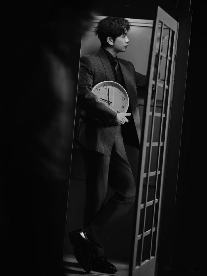 谁接到颜人中电话了好奇到底是谁接到颜人中电话咯！他往那一站，偶像剧的浪漫画卷仿