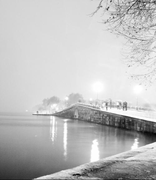 今日杭州，一场意外的雪让断桥再现“残雪”奇观，引来众人围观。这场雪为何如此难得？