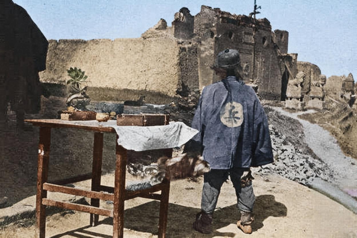 清末，一名清军士兵留着标志性的长辫，身着一件宽大且不合身的号褂，背后的圆形“兵”