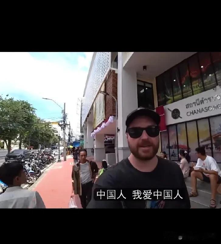 一个澳大利亚博主，在中国逛了20天，9个城市。临走前在机场，他对着手机镜头，几