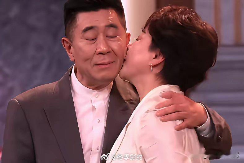 张瑜“亲”的大大方方，郭凯敏“闭着眼”，俩人都68岁了“有点不合适吧”？很多人看