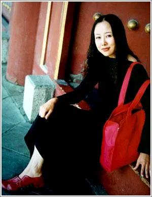 陈丽华年轻的时候，真叫惊艳。五官精致，身材窈窕，一身黑裙，气质浑然天成。脚蹬