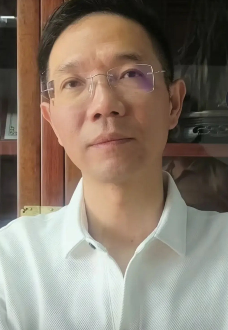 听了李律一番话，心又揪起来了，那个会已经过去二十天了，暂时还没有结果，李律将细节