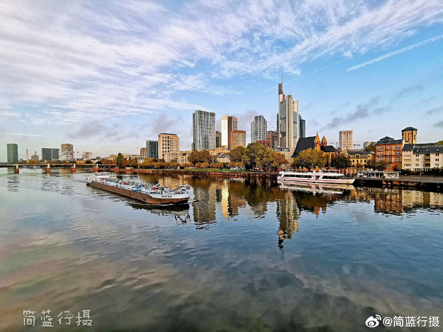 📍德国·法兰克福｜美茵河畔＆铁桥｜匆匆转机偷得半日晨光｜🍁初秋，晨光漫过美茵河畔，枫叶晕染出温柔