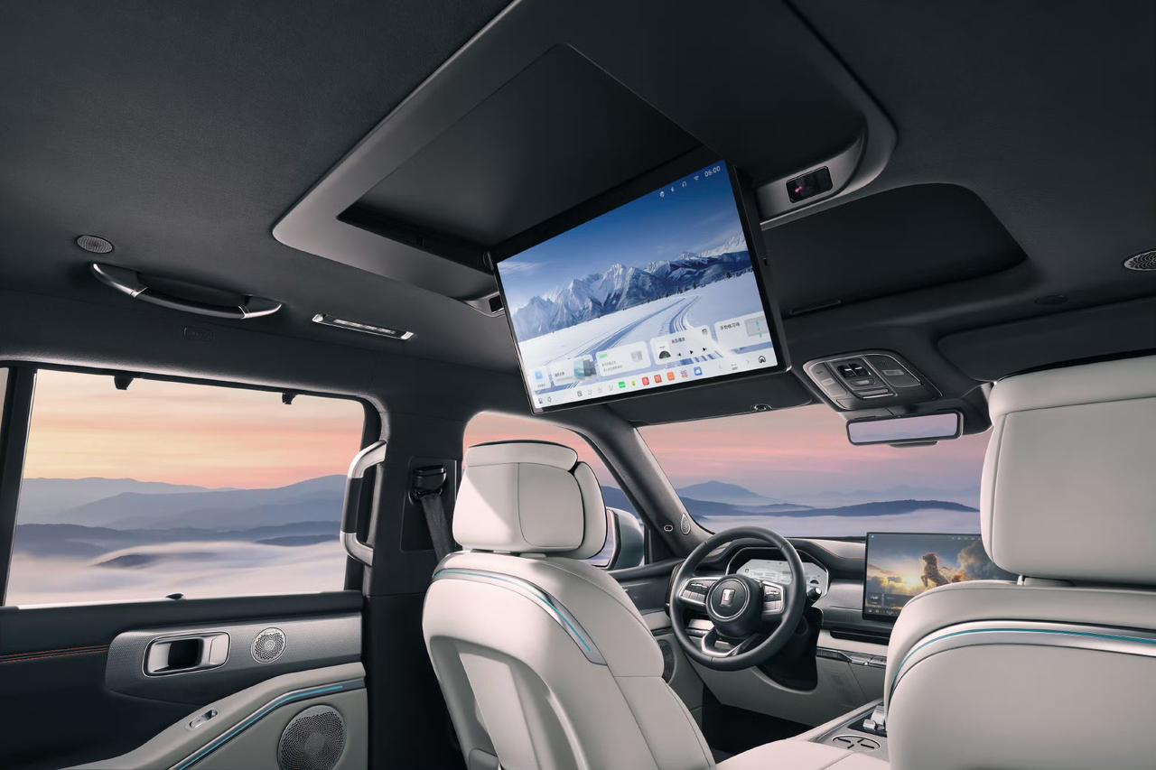 近日，坦克官方正式发布了坦克700Hi4-Z的内饰官图。很显然，新车采用新的