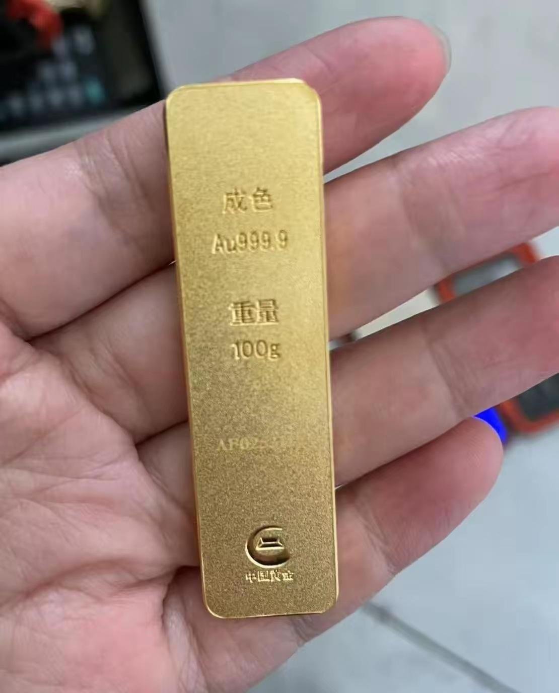 金价从1000块跌到918块。就这几天的事。我同事100克金条,亏了整整80