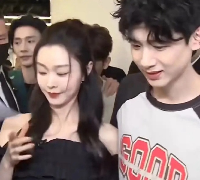 刘大锤直播爆料说：“白敬亭和宋轶基本上已经分手了，不过大家也不用那么悲伤，还会有