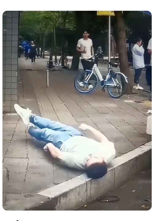 男子突然倒地，后被好心人打120送往医院，死了，医生说：来医院晚了，错过了抢救时
