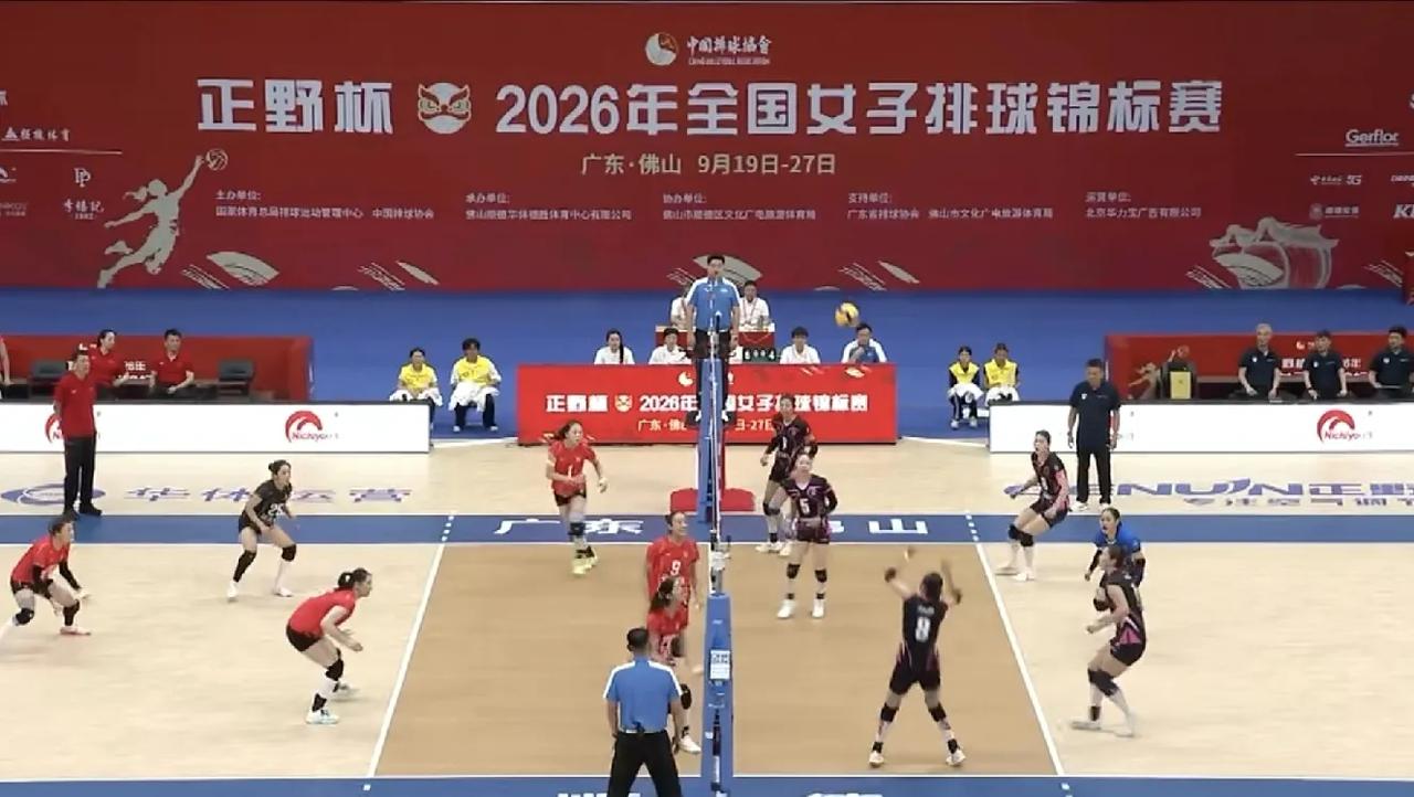 女排全锦赛决赛，江苏女排大比分3：0胜上海女排，三局比分为25：18，25：