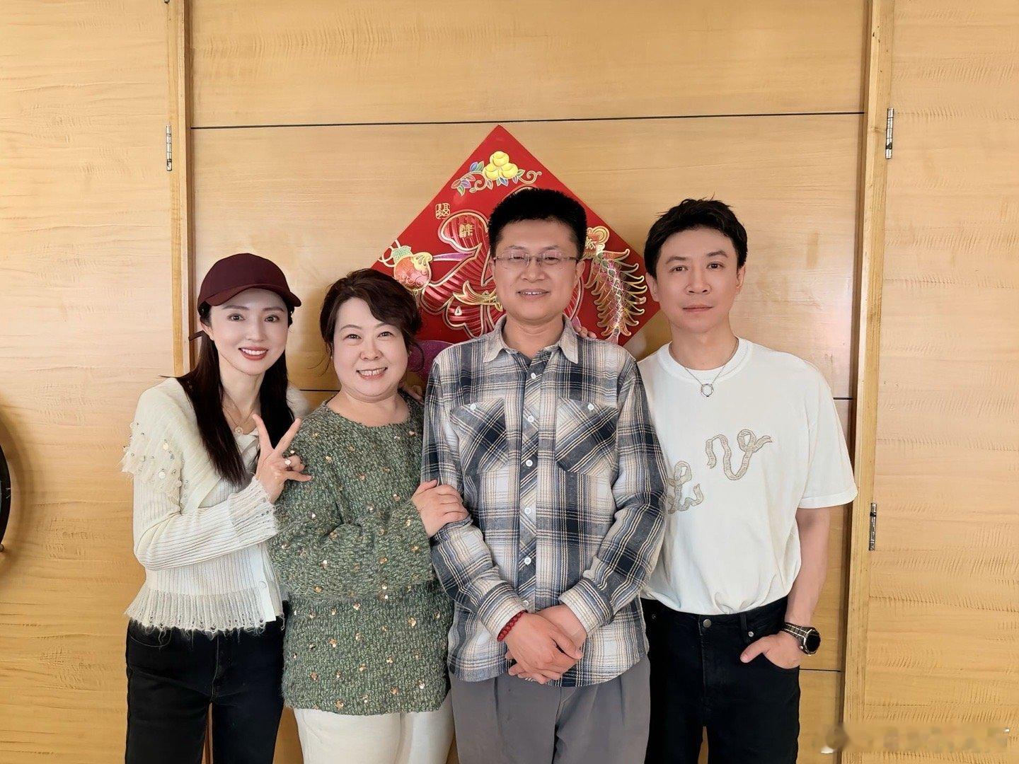 董璇与张维伊家人合影董璇张维伊回大同了！回去看了姥姥还跟张维伊家人都合了影~张维