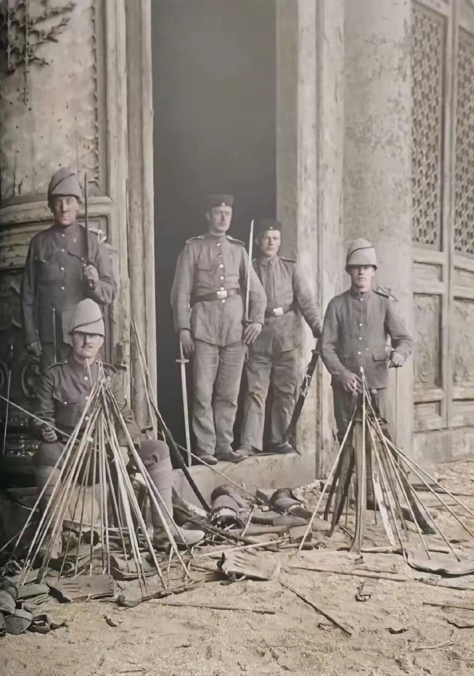 1900年，八国联军攻入紫禁城以后，从大清仓库中缴获的武器，都有什么，你能看出来