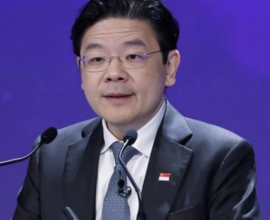 新加坡总理黄循财宣布，要对中国进行访问，并且表示现在世界上有很多不确定性，需要新