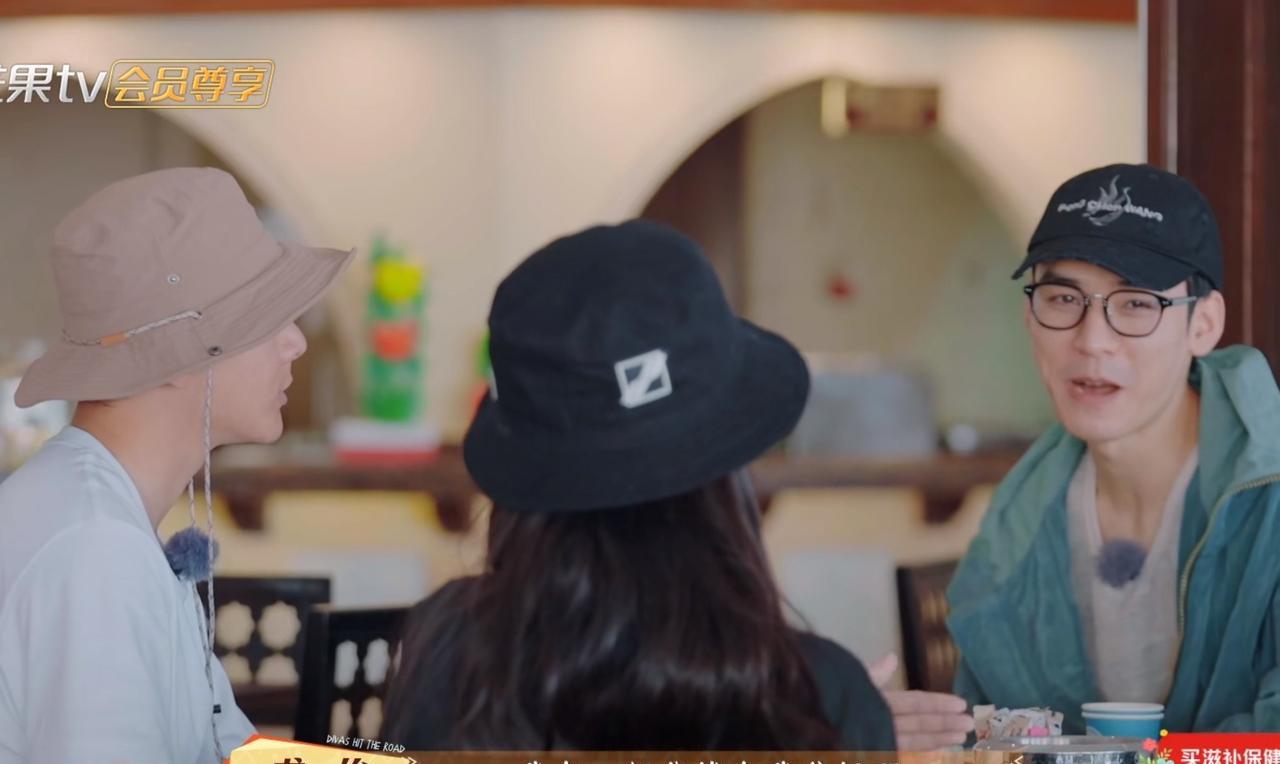龚俊说：“我有一部分钱在我爸妈，我本来前段时间想给自己买一个礼物，但是我妈把钱按