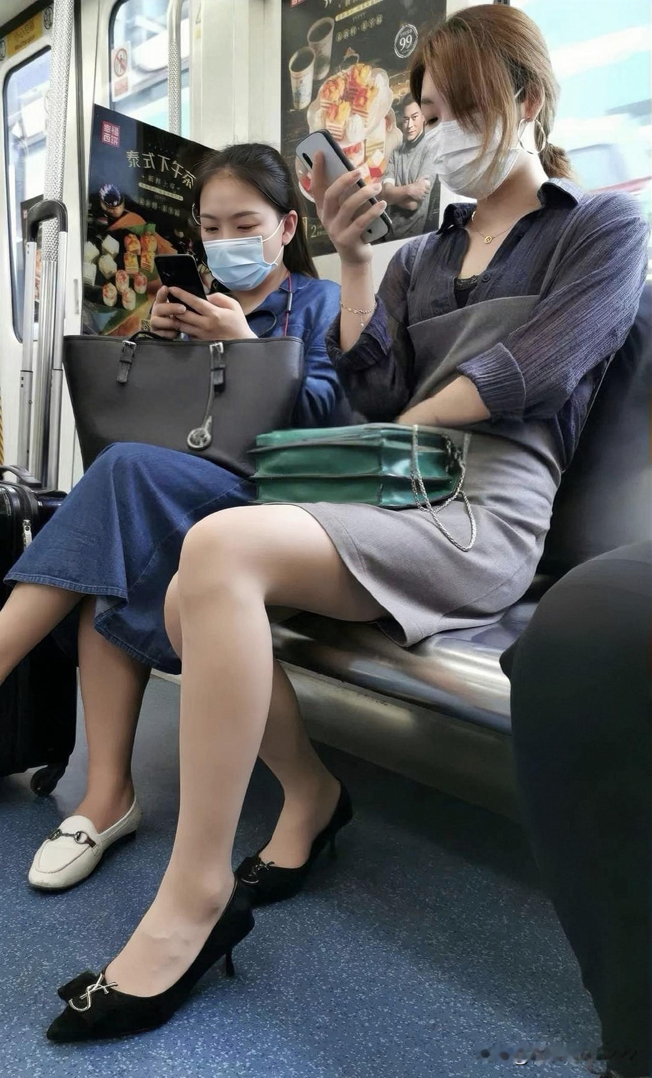 地铁随手拍｜通勤女生的日常穿搭，简单舒服又自带氛围感[玫瑰][玫瑰]