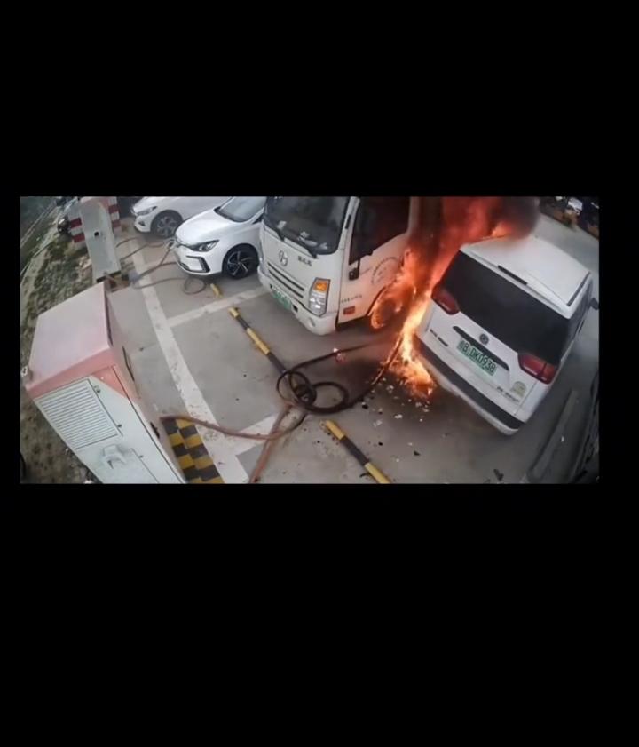 一新能源汽车充电过程中起火，旁边的车也被烧毁了。就问电车充电过程中起火烧毁，