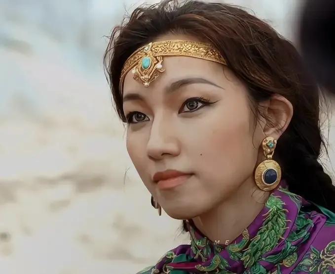 要是那尔那茜没闹出事，说不定真能复刻任素汐的路火一把。你看她俩，都不属于传统大