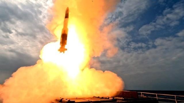 难怪沙特突然同意买枭龙，巴基斯坦054A舰一举摧毁目标难怪沙特突然同意买枭龙