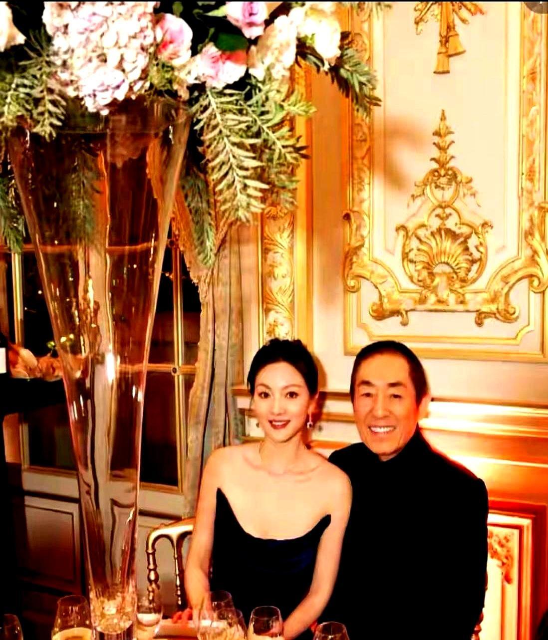 张艺谋身边这个女人不简单，连杨幂在她面前都得收敛几分。75岁的张艺谋，带着