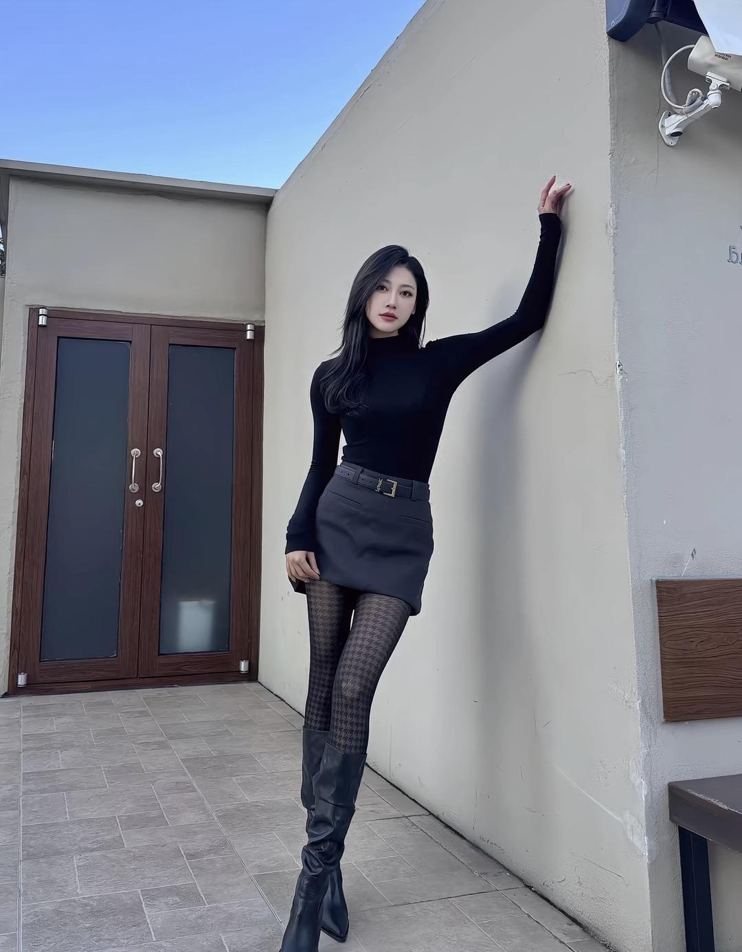 都市酷girl风穿搭，黑色紧身裙搭配网袜，帅气又时尚！