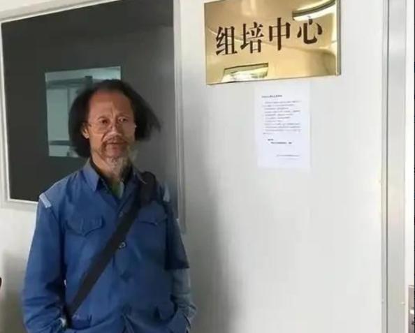 1998年，大学教授何家庆来到深山调研。由于过于饥饿，于是就向村民讨吃的。不料，