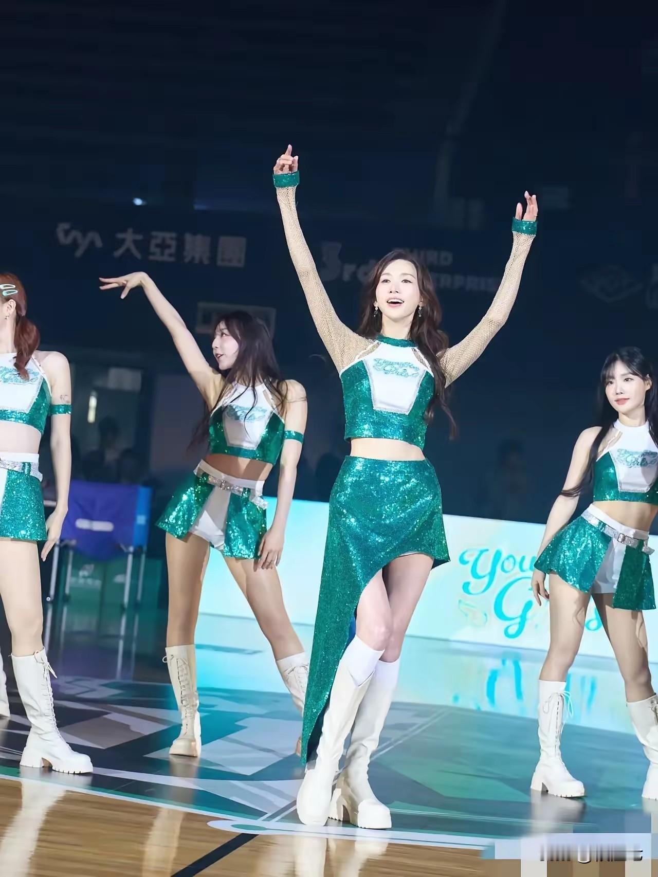 12月27日，51岁林志玲在篮球赛前穿拉拉队服跳女团舞，表情俏皮，动作干净利落，