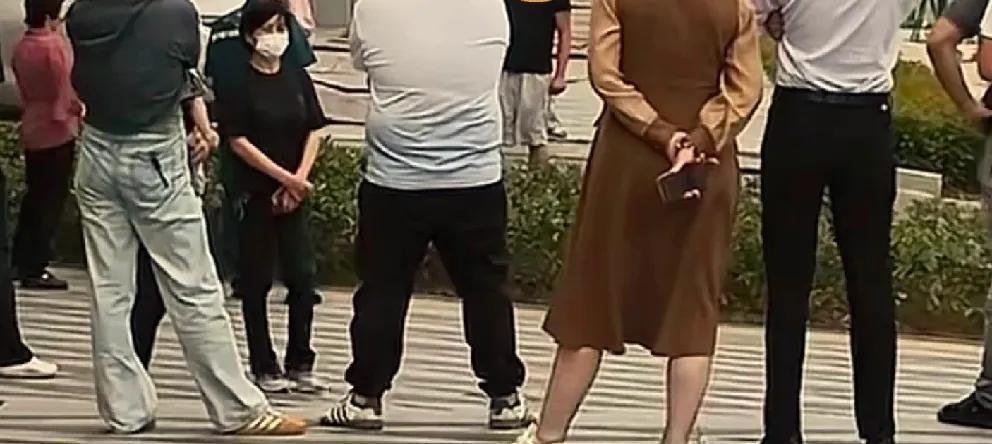 南京江北某盘大降价！业主自发当保安查证。南京江北某盘最近直接降了