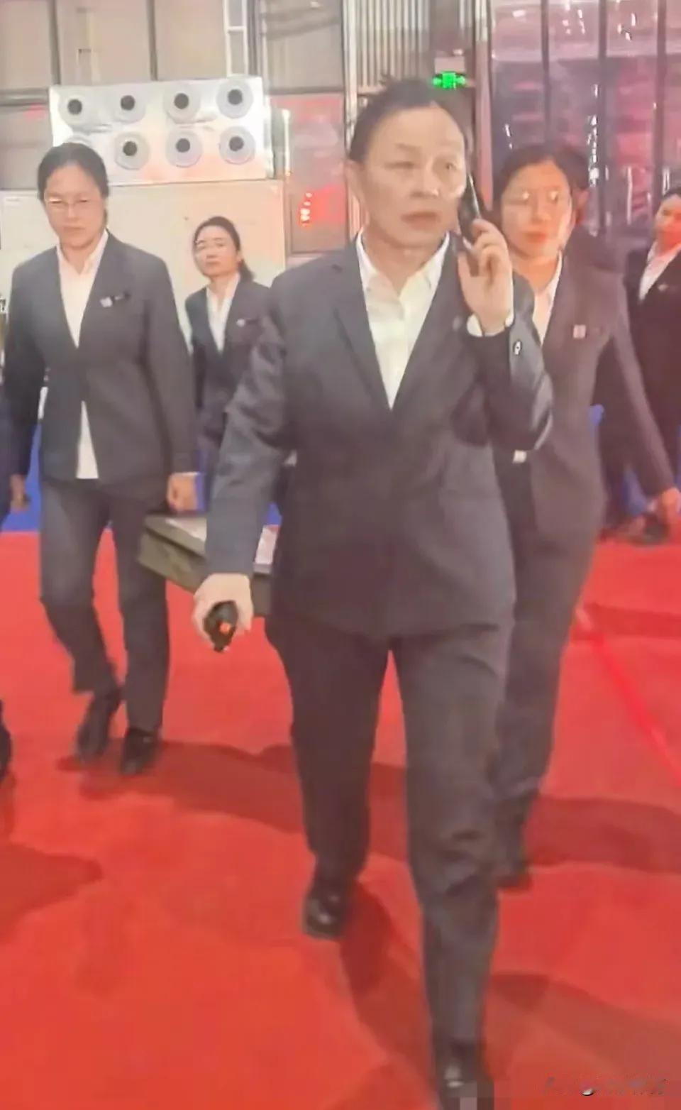 你绝对想不到，河南矿山年会发钱现场，那个“堆钱如山”的女人，背后藏着什么“狠活”