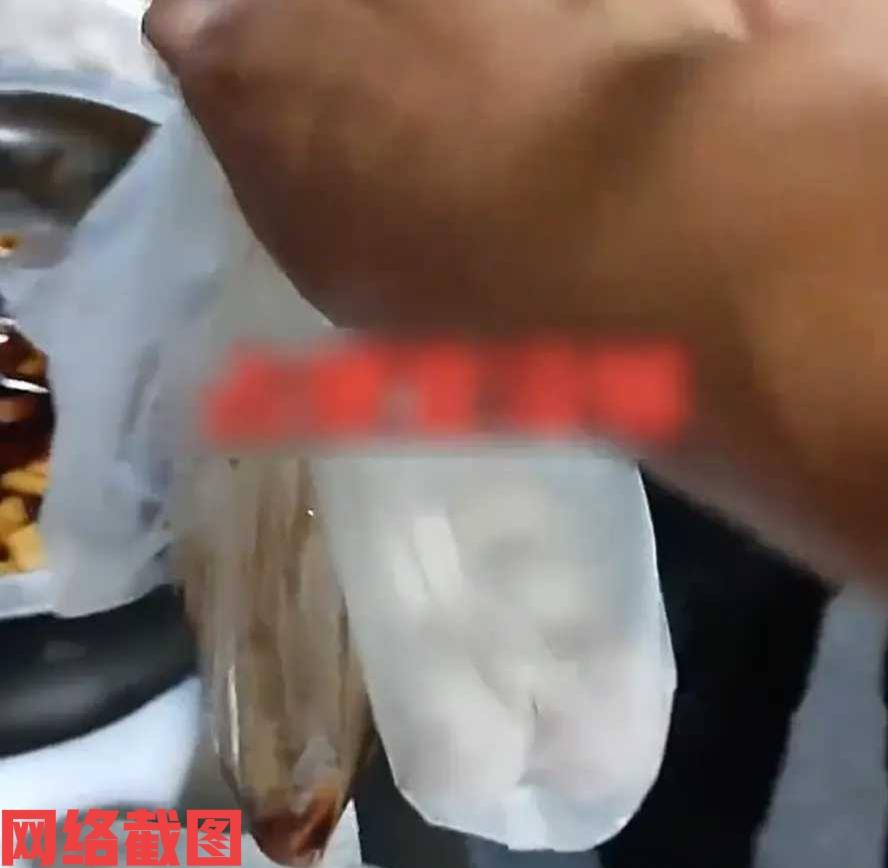 天津有男子在一家店内要打包炒饼。可在老板为他准备好炒饼时，却看到男子已经拿了
