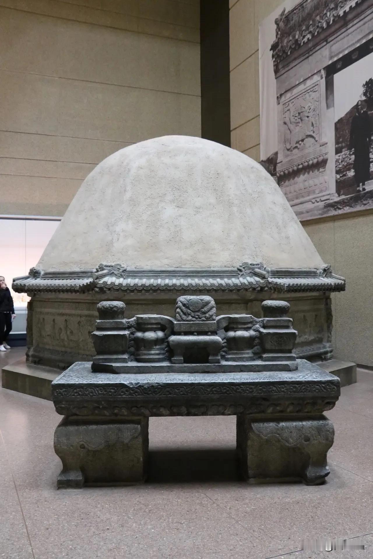 1918年，一位英国的皮货商竟将一座重达150吨的清代古墓，从中国一路盗取到了加