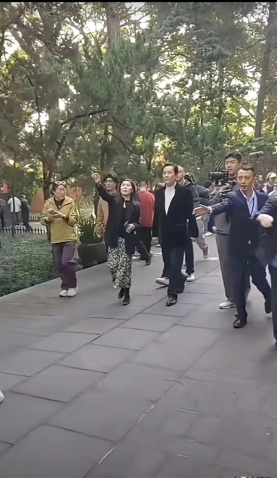 唐国强演毛主席，演得连自己都信了。不是演戏，是活着。六十多岁的人，一开口就是