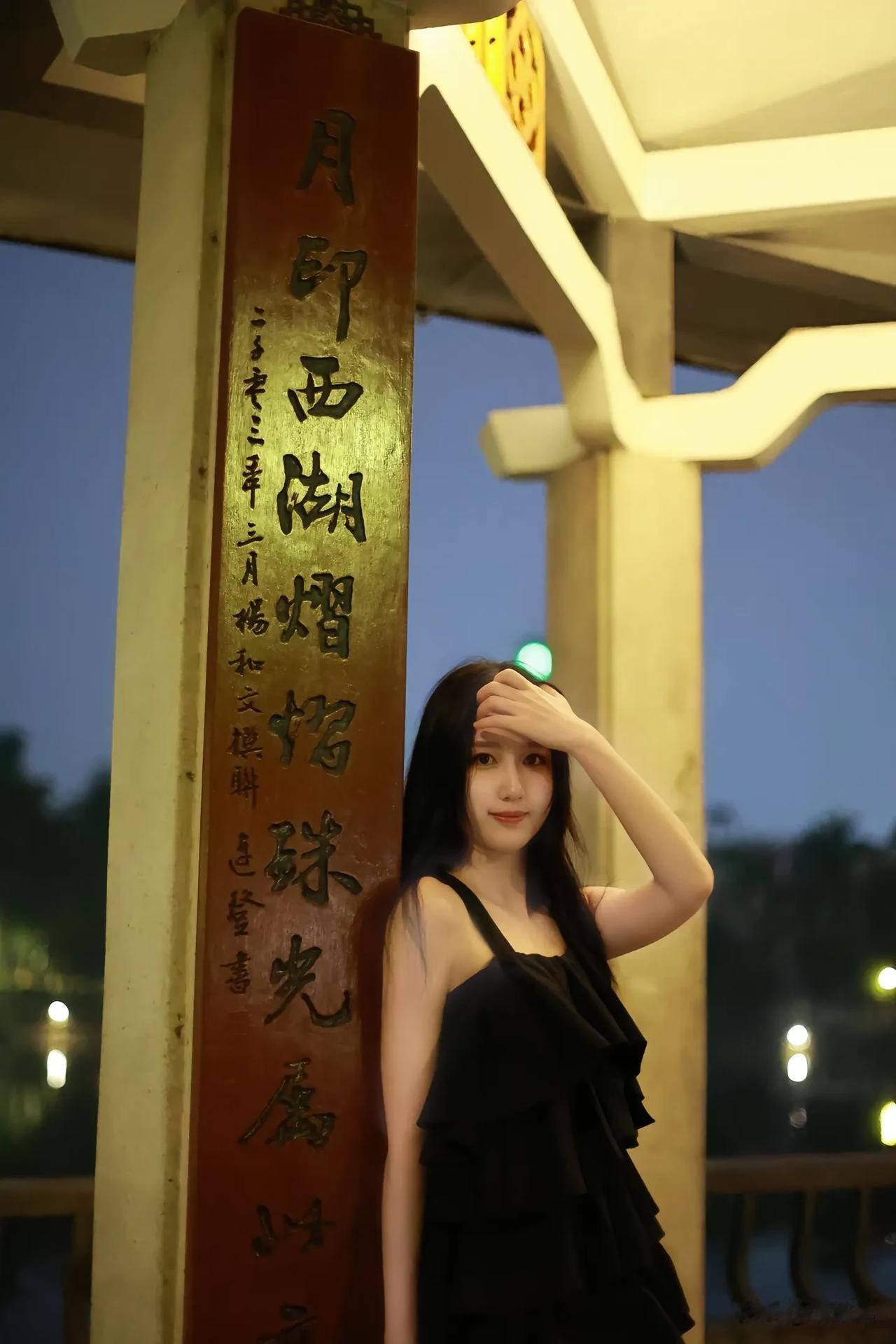 月印西湖，熠熠生辉。
