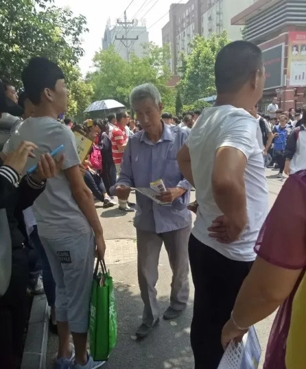 70岁的大爷骑电动车步行100多里路，陪双胞胎孙子参加高考，当别人问起孩子的父亲