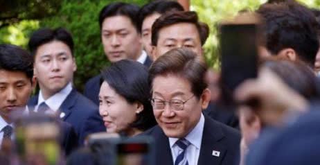 韩国法院宣布，因李在明是总统，为保证其专注履职顺利施政，其所涉5案庭审均被延期。