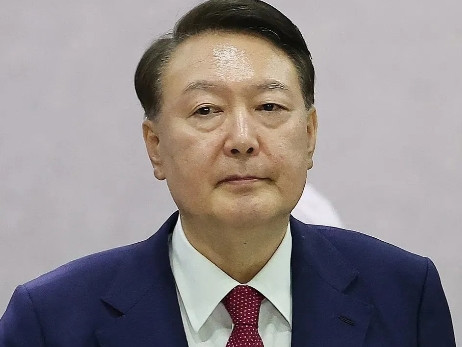 手臂快被拉脱臼，尹锡悦拒捕细节曝光，李在明的心还不够狠！当地时间8月7号早上，