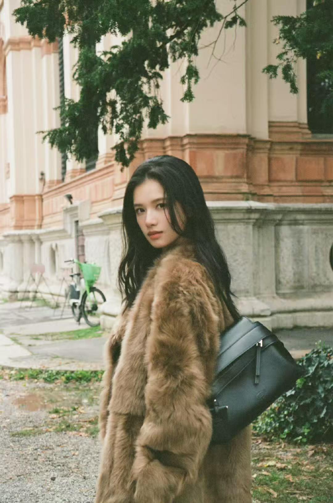 张婧仪米兰回眸张婧仪米兰街头回眸张婧仪米兰街头回眸，一眼足矣​​​