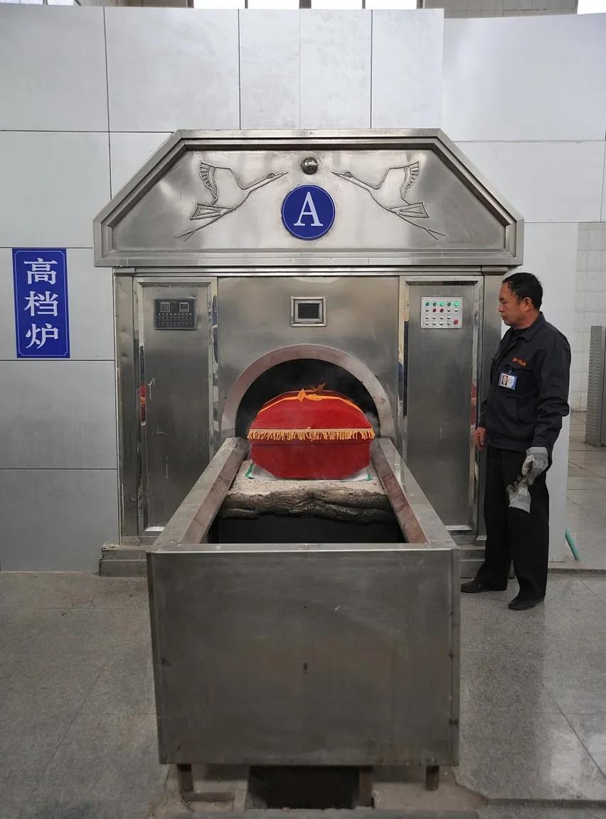 在我们这儿，机关事业单位人员亡故后，若不进行火化则无法领取丧葬费和抚恤金。倡导火